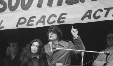 John Lennon and Yoko Ono at rally